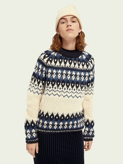 Una combinación de puntos, texturas y tejidos para el clásico jersey de diseño Fair isle de lo más original. Para las que aman las prendas clásicas con una vuelta. Es de Scotch & Soda y lo tienes aquí. Antes 149,95 euros, ahora 89,97 euros.