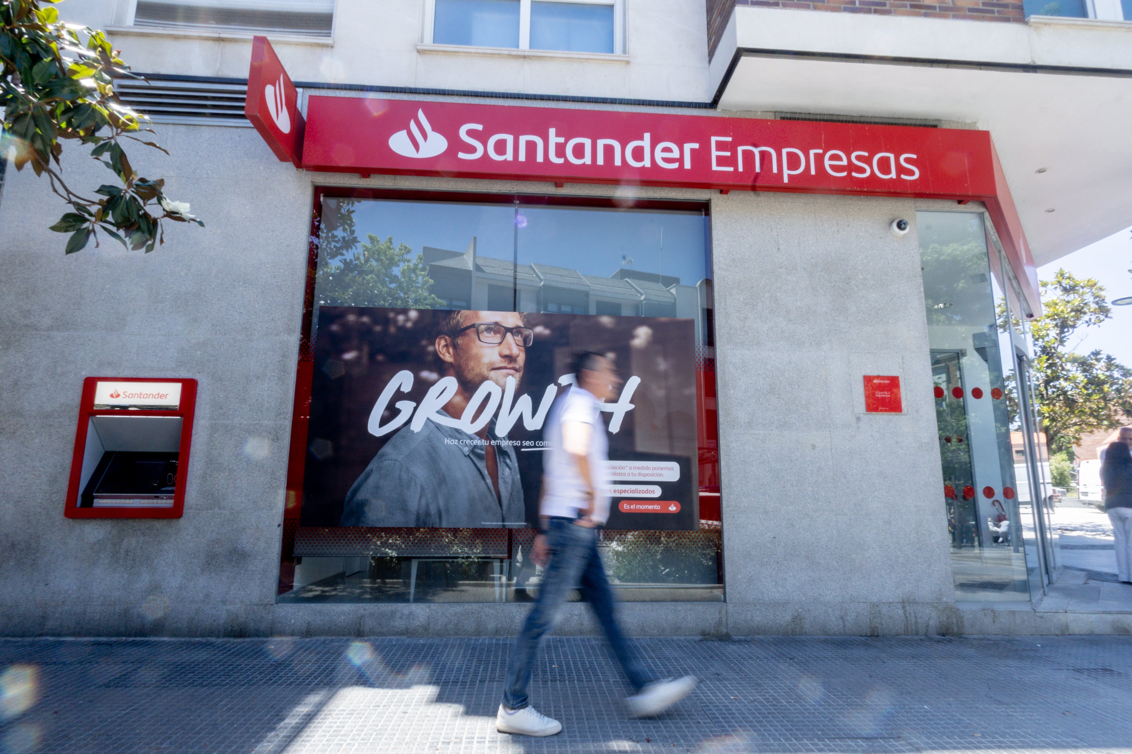CC OO propone ampliar el plan de prejubilaciones del Santander a los 50 años