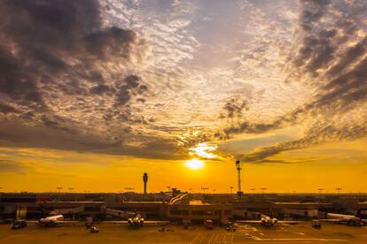 ¿Cómo es posible que el mayor aeropuerto del mundo esté en Atlanta (EE UU), una ciudad que no llega al medio millón de habitantes? La explicación es que el aeropuerto Hartsfield-Jackson (los apellidos de dos exalcaldes de la ciudad) está en un lugar estratégico como puerta al sur de Estados Unidos en vuelos internos. Tiene 151 puertas domésticas, 28 internacionales y es el más transitado del mundo por aterrizajes y despegues.