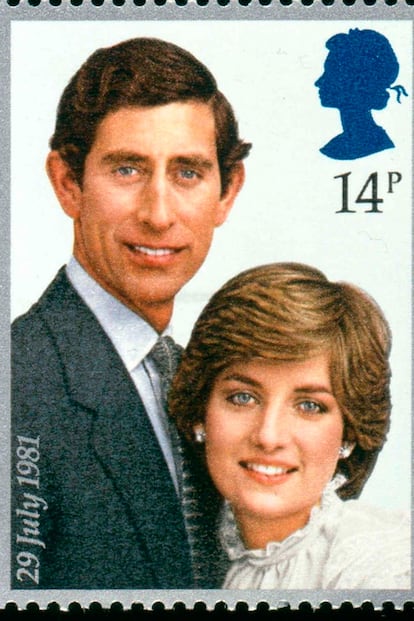 Los británicos son muy dados a este tipo de souvenirs conmemorativos de los grandes eventos. En 1981 lanzaron esta edición limitada de sellos por el compromiso de Carlos y Diana. Toda una reliquia.
