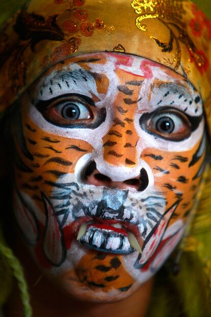 Un modelo posa con la cara pintada al estilo tradicional religioso de una zona de Taiwan.