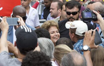 Dilma entre eleitores, em Curitiba, no dia 17.