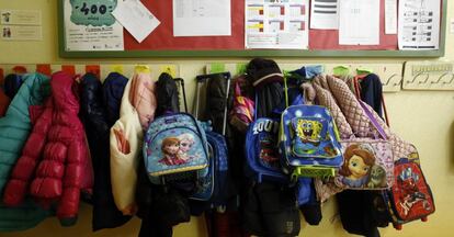 Abrigos y mochilas de los alumnos de Escuela Retama de primaria de Villaverde de &Iacute;scar (Segovia). 