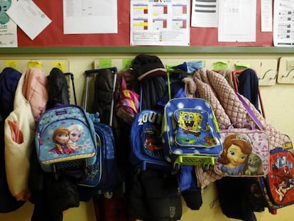 Abrigos y mochilas de los alumnos de Escuela Retama de primaria de Villaverde de &Iacute;scar (Segovia). 