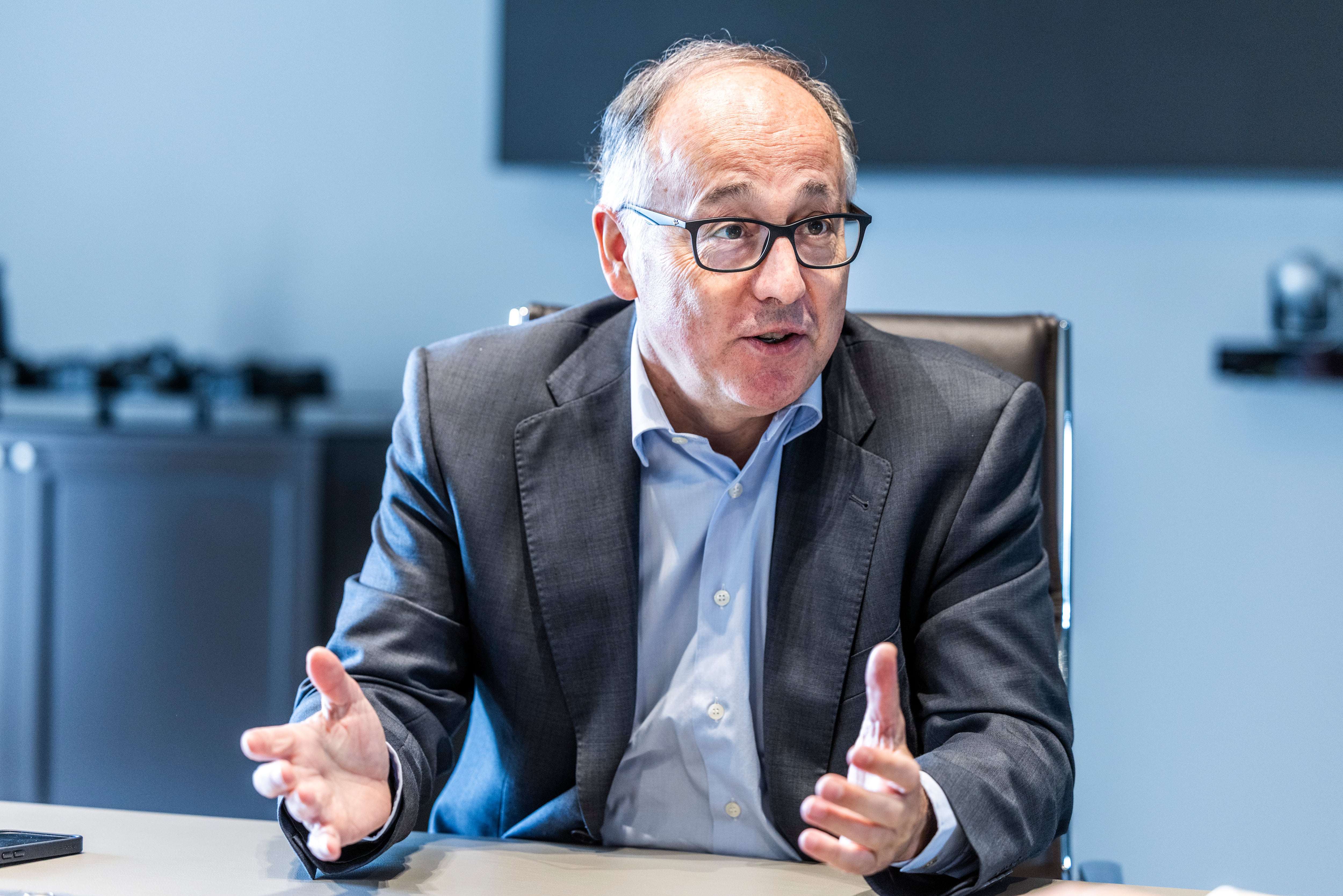 Luis Gallego durante la entrevista en uno de sus desplazamientos desde la oficina de Londres a Madrid.
