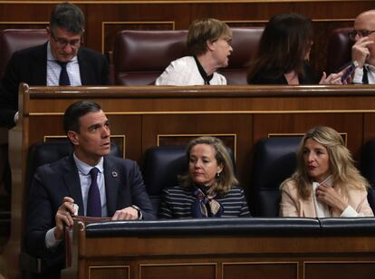 El presidente del Gobierno, Pedro Sánchez, junto a las ministras Nadia Calviño y Yolanda Díaz. 