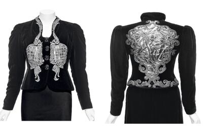 De frenta, chaqueta de Elsa Schiaparelli de 1936; por detrás, chaqueta de Yves saint Laurent de 1978