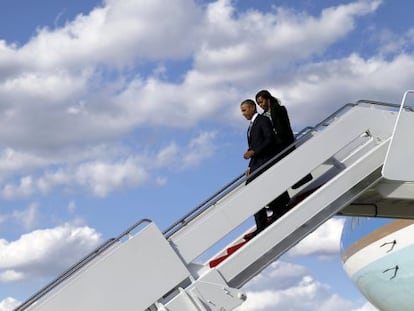 Barack y Michelle Obama descienden del Air Force One en Boston.