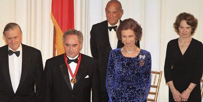 La Reina Sofía junto a Inmaculada de Habsburgo, Valentín Fuster y el diseñador Oscar de la Renta (detrás), tras entregar a Ferrán Adriá la medalla de oro del Instituto Español Reina Sofía de Nueva York, el 29 de noviembre de 2011