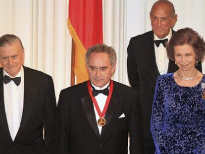La Reina Sofía junto a Inmaculada de Habsburgo, Valentín Fuster y el diseñador Oscar de la Renta (detrás), tras entregar a Ferrán Adriá la medalla de oro del Instituto Español Reina Sofía de Nueva York, el 29 de noviembre de 2011