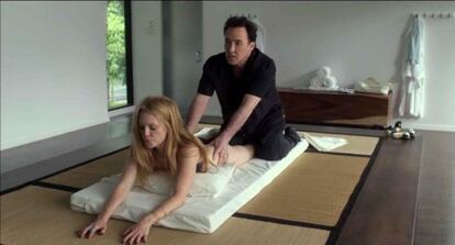 Julianne Moore y John Cusack, en un fotograma de 'Maps to the Stars'.