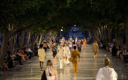 La pasarela, que ha durado 25 minutos, ha estado amenizada por música cubana. Las modelos desfilaron por 160 metros del Paseo del Prado, en La Habana.