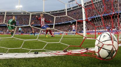 El gol de Saúl, desde dentro de la portería. 