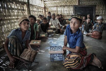 Un grupo de menores aprende a leer el Corán en una madraza en Bangladesh.