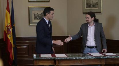 Pedro Sánchez y Pablo Iglesias en la firma del preacuerdo entre PSOE y Unidas Podemos. 