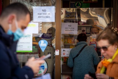 Colas en farmacias en búsqueda de test de antígenos contra la covid, en Madrid.