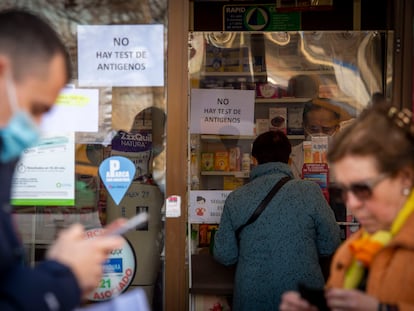 Colas en farmacias en búsqueda de test de antígenos contra la covid, en Madrid.