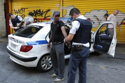 La policía detiene el domingo a un sin papeles en Atenas.