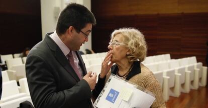 La alcaldesa de Madrid, Manuela Carmena, y el concejal de Economía, Carlos Sánchez Mato.