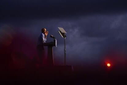 En las últimas semanas, Biden ha contado con el espaldarazo del popular expresidente Barack Obama, de quien fue vicepresidente, que se ha desplazado a distritos claves para animar a los votantes. En la imagen, Obama se dirige a los asistentes a un acto de campaña en Filadelfia, el 21 de octubre.