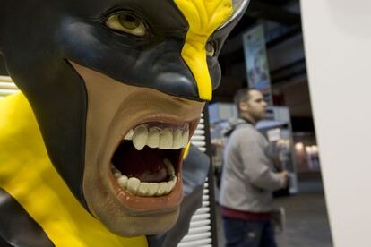 La cabeza de Lobezno decora un expositor del Salón del Cómic de Barcelona.