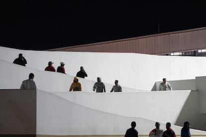 Migrantes ingresan a México tras ser deportados, en el cruce fronterizo El Chaparral, este martes en Tijuana, Baja California. 