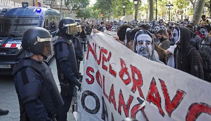 Els manifestants davant d'una línia d'antidisturbis.