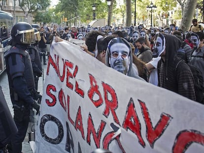 Els manifestants davant d'una línia d'antidisturbis.