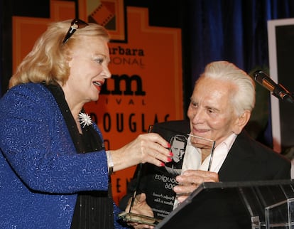 El actor Kirk Douglas recibe el Premio Kirk Douglas a la excelencia en el cine de manos de la actriz Gena Rowlands en la cena inaugural del Festival Internacional de Cine de Santa Bárbara, el 30 de julio de 2006.