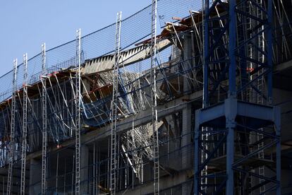 Derrumbe de parte de la estructura de un edificio en construcción en la calle de Fluvià de Barcelona