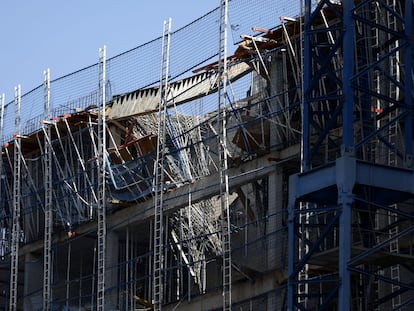 Derrumbe de parte de la estructura de un edificio en construcción en la calle de Fluvià de Barcelona