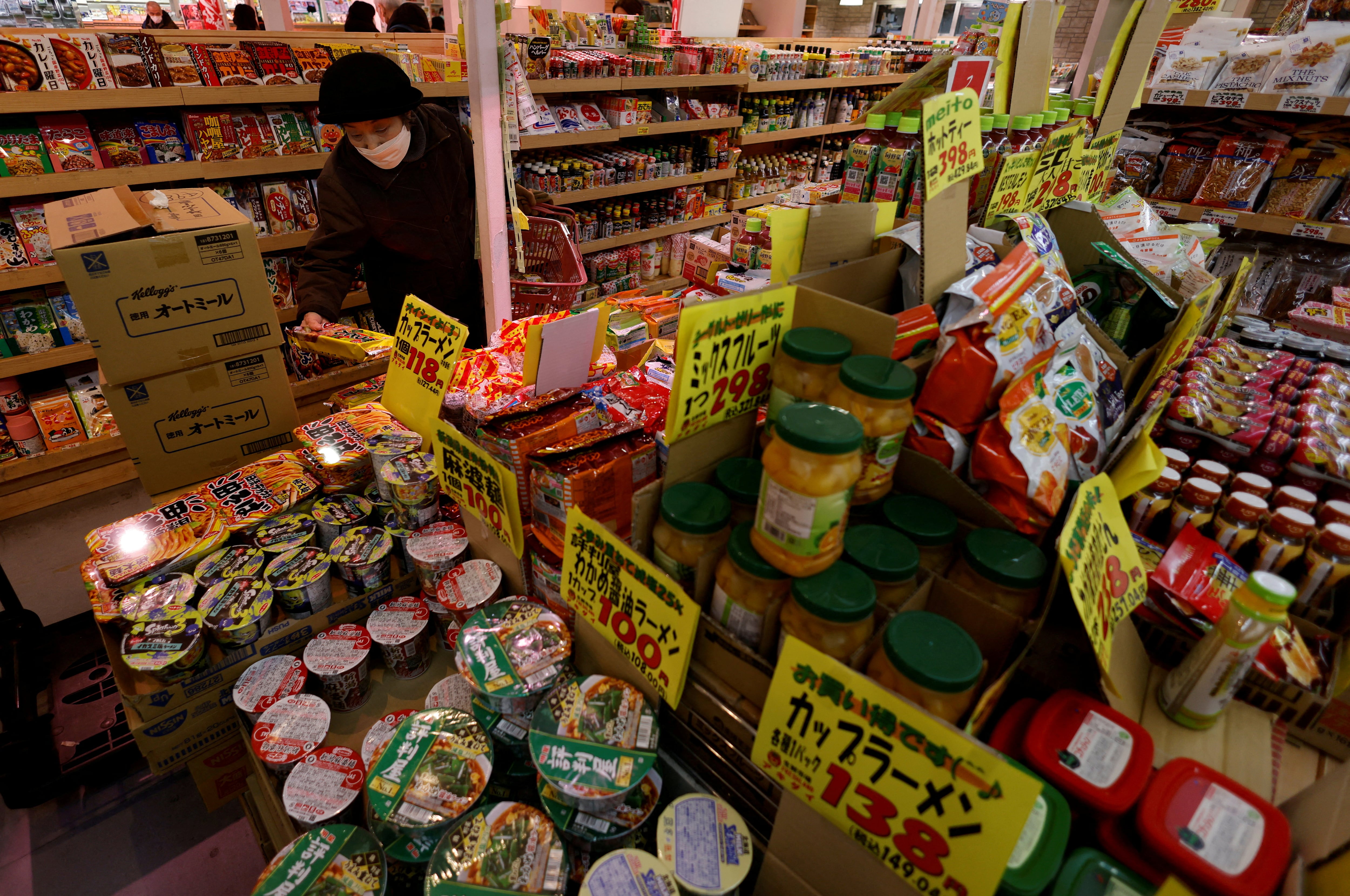 Una pequeña marca de patatas fritas de Japón causa alarma entre sus fans al parar su producción por falta de petróleo