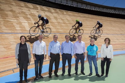 Foto de família dels candidats a l'alcaldia de Barcelona al Velòdrom d'Horta. De dreta a esquerra, Carina Mejías (C's), María José Lecha (CUP), Alfred Bosch (ERC), Alberto Fernández Díaz (PP), Xavier Trias (CiU), Jaume Collboni (PSC) i Ada Colau (BComú).