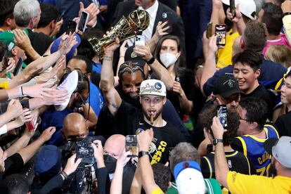 Stephen Curry (en el centro), elegido mejor jugador de la final, celebra el título de la NBA con sus compañeros, Boston, EE UU. Los de San Francisco derrotan a los Celtics (103-90) y logran el anillo en Boston, en el sexto partido de la eliminatoria (4-2). 