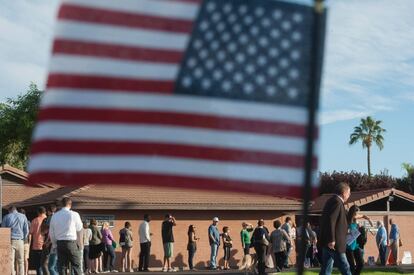 Cua de gent per votar a Scottsade, Arizona.