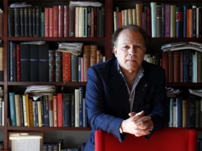 El escritor Javier Marías en su casa de Madrid.