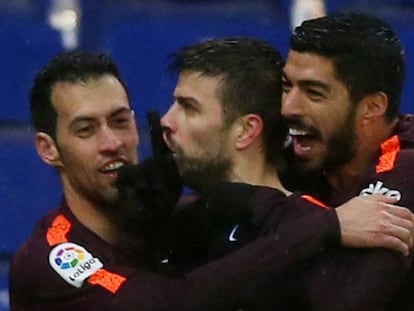 Piqué fa callar els aficionats de l'Espanyol.