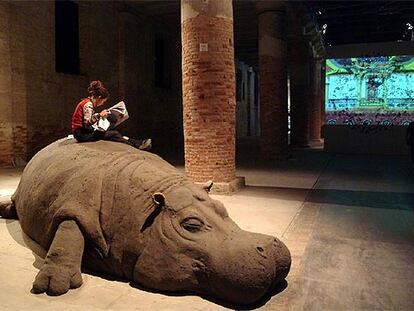 Instalación de la estadounidense Jenifer Allora y el cubano Guillermo Calzadilla, en la Bienal de Venecia.