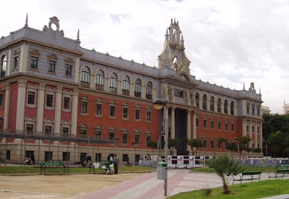 Fachada de la Universidad de Murcia.