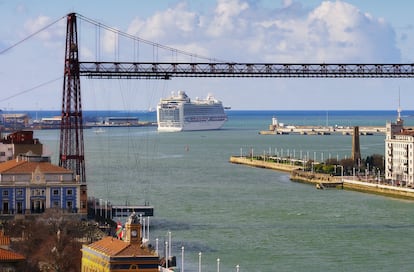 A la izquierda, el edificio neoclásico azul de estilo indiano junto al puente colgante que cruza la ría de Portugalete.