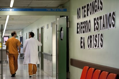 Una pancarta sobre la crisis y los recortes en sanidad en el hospital del Vall d'Hebron de Barcelona.