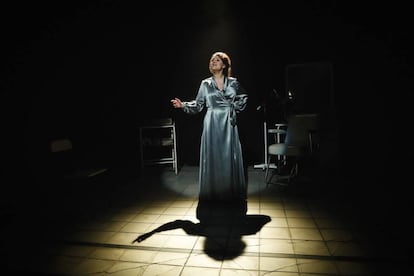 Garbiñe Insausti, en la obra 'Edith Piaf. Taxidermia de un gorrión', en el Teatro Español de Madrid