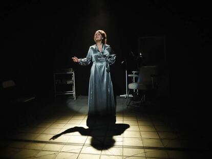 Garbi&ntilde;e Insausti, en la obra &#039;Edith Piaf. Taxidermia de un gorri&oacute;n&#039;, en el Teatro Espa&ntilde;ol de Madrid