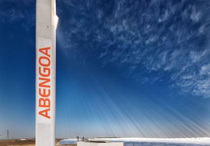 Torre de una planta solar de Abengoa.