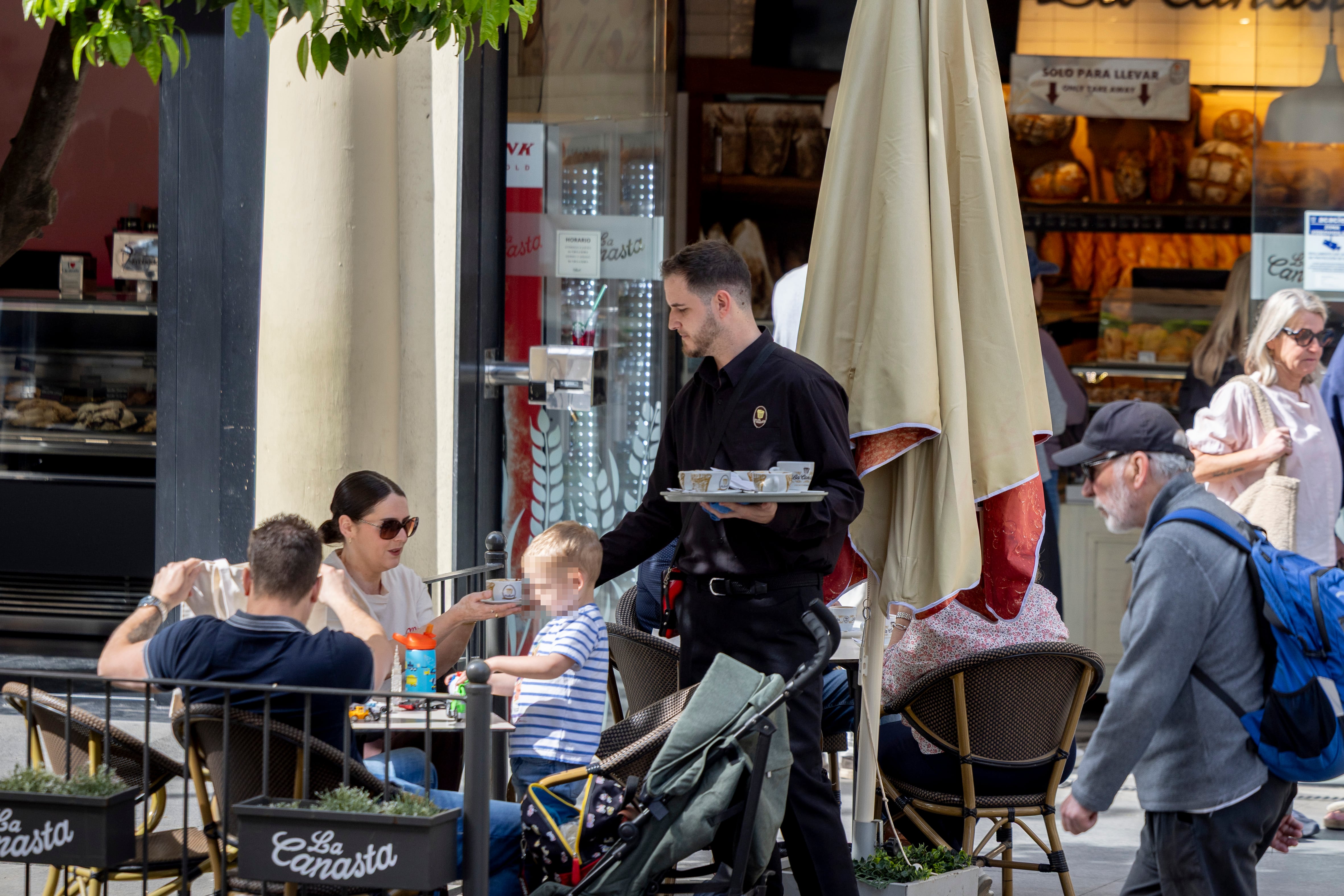 Un empleado de hostelería en una terraza de Sevilla.