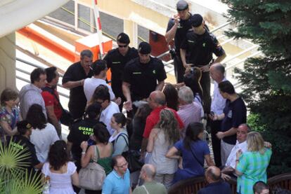 Trabajadores de la SGAE, ayer en el patio interior del palacio de Longoria.