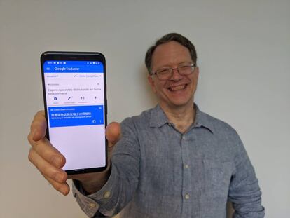 Macduff Hughes, director de ingeniería de Google Translate, traduce una frase en el móvil. 
