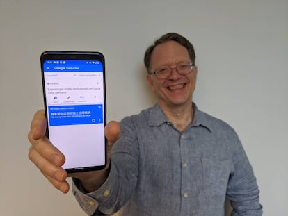 Macduff Hughes, director de ingeniería de Google Translate, traduce una frase en el móvil.