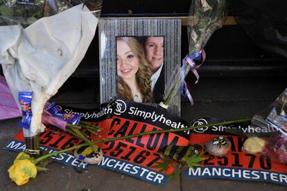 Una foto de dos de las víctimas, Liam Curry y Chloe Rutherford entre los tributos a las víctimas en la base del 'árbol de la esperanza' en Manchester. 