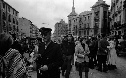 Un Madrid de pantalones de campana y faldas de cuadros. Al fondo, la actual sede de la Escuela Mayor de Danza.